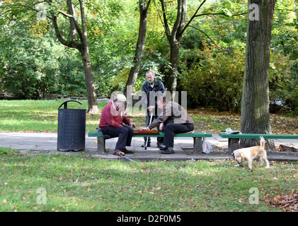 Männer spielen ein Brettspiel in der Uzupis Bezirk Vilnius Stockfoto