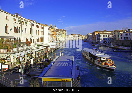 Eine Vaporetto oder Wasser-Bus neben dem Ponton oder Haltestelle Ferrovia auf den Canal Grande Venedig-Italien Stockfoto