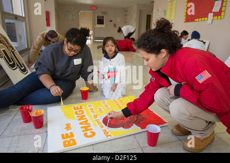 Über Martin Luther King Jr. Day malte Freiwilligen Plakate hängen in Detroit Collegiate Prep High School. Stockfoto