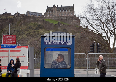 Anbieter verkaufen The Scotsman und Edinburgh Evening News Zeitung aus einem Stand auf der Princes Street, Edinburgh Stockfoto