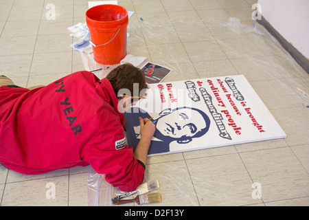 Über Martin Luther King Jr. Day malte Freiwilligen Plakate hängen in Detroit Collegiate Prep High School. Stockfoto