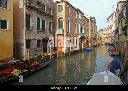 Gondeln auf einer kleinen Nebenstraße Kanal mit farbenfrohen Gebäuden Venedig Italien Stockfoto