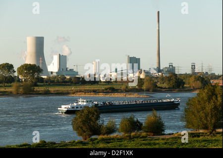 Duisburg, Deutschland, Frachtschiff auf dem Rhein, hinter der Kohle-Kraftwerk Voerde Stockfoto