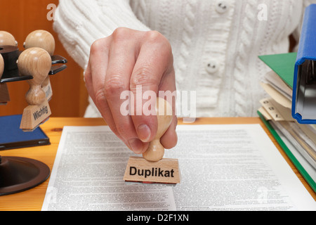 ein Stempel mit der deutschen Aufschrift Kopie ist in der Hand gehalten. Stockfoto