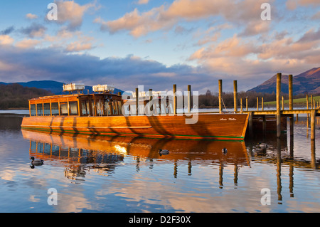 Keswick Lake District - Motorfähre an Landepisten im Keswick Lake District Nationalpark Cumbria England GB EU Europa Stockfoto