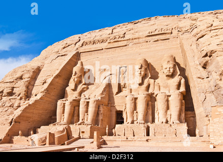 Riesige Statuen des großen Pharaos Ramses II außerhalb verlagert Tempel von Ramses II in Abu Simbel Oberägypten Middle East Stockfoto