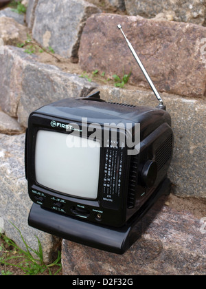 Alte retro Kofferradio kleine Fernseher zunächst im Freien, Nahaufnahme Stockfoto