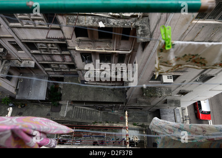 Hong Kong, China, schauen Sie im Hinterhof einer heruntergekommenen Wohngebaeudes Stockfoto