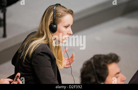 Enkelin des Gründers der französischen Front Nationale Le Pen, Marion Marechal-Le Pen (FN), sitzt bei einem Treffen der deutschen und französischen Abgeordneten im Deutschen Bundestag in Berlin, Deutschland, 22. Januar 2013. Feierlichkeiten statt zum 50. Jahrestag der Unterzeichnung des Elysée-Vertrags am 22. Januar 1963. Foto: MICAHEL KAPPELER Stockfoto