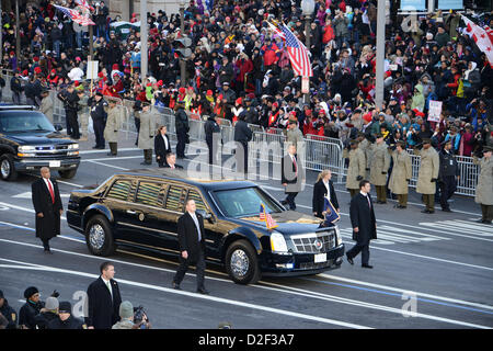 Die Limousine mit Präsident Barack Obama weicht Pennsylvania Avenue während der 57. Presidential Inauguration Parade 21. Januar 2013 in Washington, DC. Stockfoto