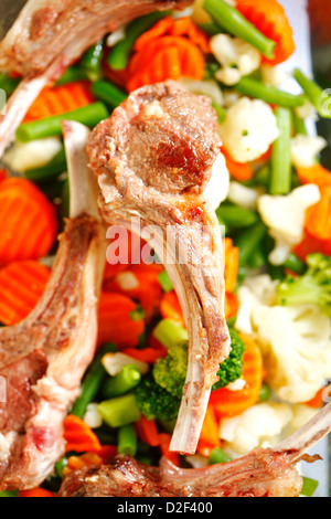 Appetitlich gebratenem Lamm Rippen und verschiedenen Gemüse-Nahaufnahme Stockfoto