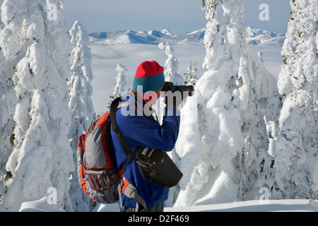 Skilangläufer pausieren, Foto Schnee bedeckt Bäume auf nahe dem Gipfel des Amabilis Berg in der Nähe von Snoqualmie Pass. Stockfoto