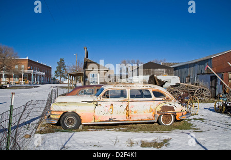 Alte klassische Autos geparkt in der Geisterstadt von Shaniko, Oregon in der Nähe der Columbia River Gorge. Stockfoto