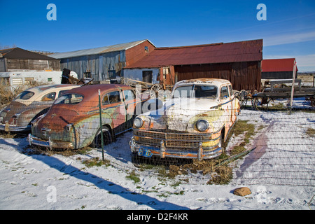 Alte klassische Autos geparkt in der Geisterstadt von Shaniko, Oregon in der Nähe der Columbia River Gorge. Stockfoto