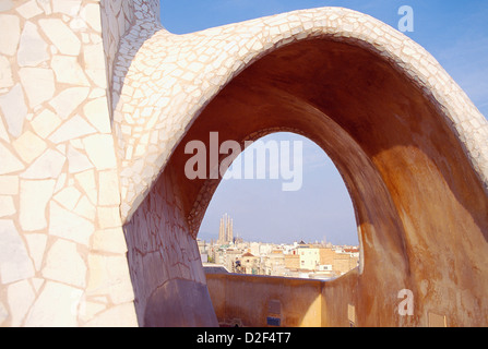 Sagrada Familia Tempel von Mila House betrachtet. Barcelona, Katalonien, Spanien. Stockfoto