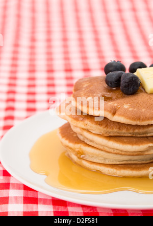 Frische Pfannkuchen mit Heidelbeeren, Ahornsirup und schmelzende butter Stockfoto