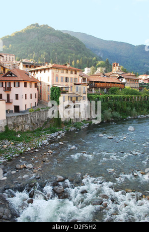 Häuser am Fluss Mastallone in Varallo Sesia, Piemont, Italien Stockfoto