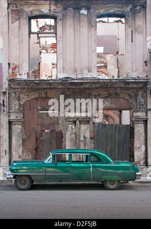 Alte amerikanische 1950er Jahre Oldtimer vor Dilapidated Gebäude, Paseo del Prado, Centro Habana, Havana, Kuba Stockfoto