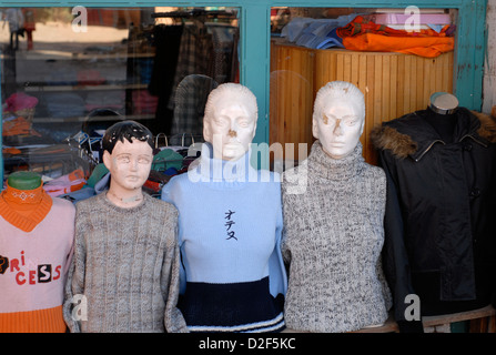 beschädigt Shop Schaufensterpuppen in Pullover außerhalb ein Bekleidungsgeschäft in Ouarzazate, Marokko Stockfoto