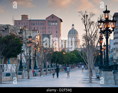 Sonnenuntergang Farbtöne am Paseo Del Prado auf dem Capitolio Gebäude, Centro Habana, Havana, Kuba Stockfoto