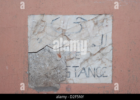 Kennzeichnung des Cité De La Widerstands in Ouarzazate Marokko Straßenschild zerschlagen Stockfoto