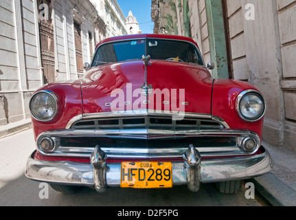 Rot der 1950er Jahre amerikanische Dodge Oldtimer auf Calle Kuba, Habana Vieja, Havanna, Kuba Stockfoto