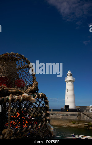 Donaghadee Hafen und Leuchtturm mit Hummer-Töpfe im Vordergrund County Down Northern Ireland Stockfoto