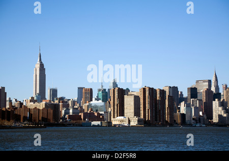 Skyline von Manhattan, einschließlich Empire State Building, Chrysler Building, Met Life und East River, New York, NY, USA Stockfoto