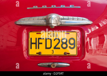 Kubanische Nummernschild auf der Boot von einem alten amerikanischen roten Dodge Auto, Havanna, Kuba Stockfoto