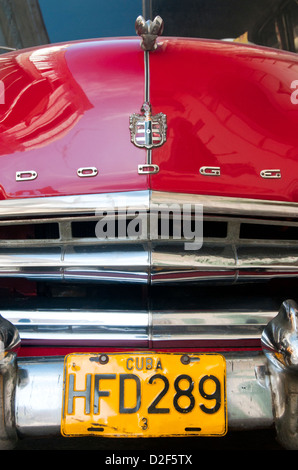 Kfz-Kennzeichen und Motorhaube des klassischen amerikanischen 1950er Jahre Dodge Auto, Havanna, Kuba Stockfoto