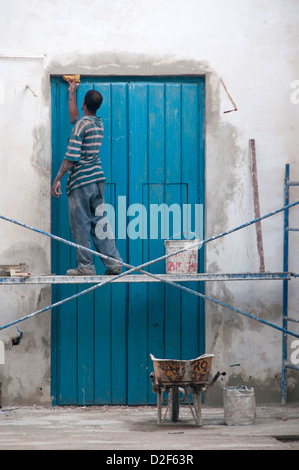 Kubanische Arbeiter machen Reparaturen an der Altstadt, Habana Vieja, Havanna, Kuba Stockfoto