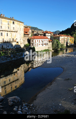 Typische Häuser auf Mastallone Fluss in Varallo Sesia, Piemont, Italien Stockfoto