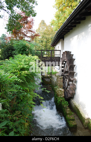 Alte Mühle und schmalen Fluss Wasserstrom in Landschaft Stockfoto