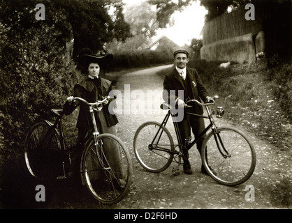 Vintage Radfahren, Mann und Frau Radfahrer aus der Jahrhundertwende mit Fahrrädern Stockfoto