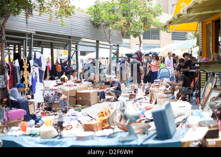 Belebten Markt-Szene in Jaffa, Israel. Verkäufer der Handel verschiedene gebrauchte Gegenstände in der sonnigen Altstadt beliebt bei Touristen. Stockfoto