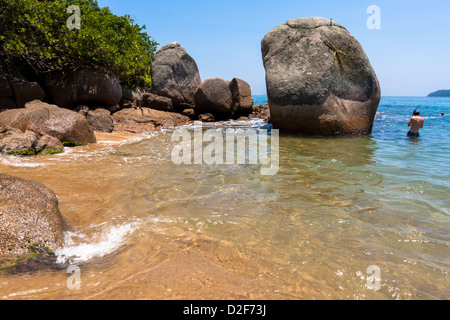 Beachgoers genießen Sie einen wunderschönen sonnigen Tag an einem Sandstrand in Palmas, Enseada Das Palmas, Ilha Grande, Angra dos Reis, Bundesstaat Rio de Janeiro, Brasilien Stockfoto