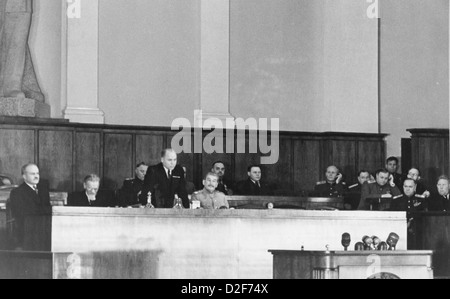 JOSEPH STALIN (1878-1953) sitzt im leichten Uniform bei einer Sitzung des Obersten Sowjets ca. 1943. Molotow sitzt direkt neben Kalinin Stockfoto