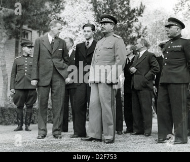 JOSEPH STALIN (1878-1953) auf der Teheran-Konferenz am 29. November 1943 mit Kliment Voroshilov auf der rechten Seite. Foto Lewis Gale Stockfoto