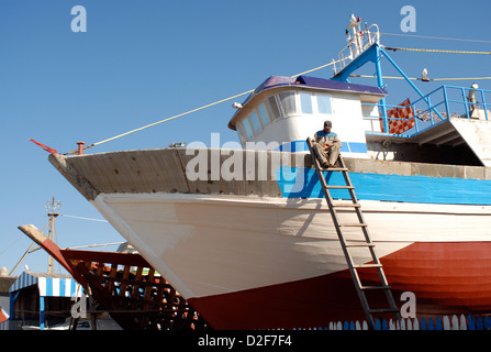 Angelboot/Fischerboot im Bau im Hafen von Essaouira Marokko Stockfoto