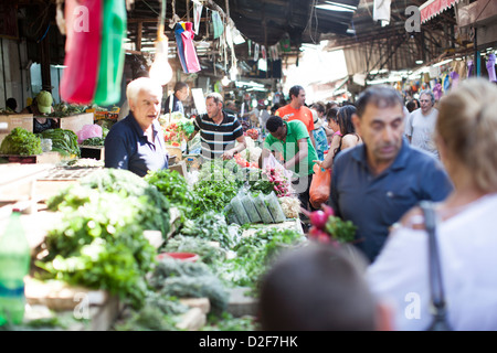 Markt Stall Besitzer bedienen Kunden im Hauptmarkt in Tel Aviv, Israel, am Tag vor dem Sabbat, dem jüdischen Ruhetag. Stockfoto