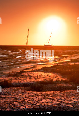 Yachten im Wattenmeer bei Sonnenuntergang, Heswall, Mündung des Dee, Wirral, England, UK Stockfoto