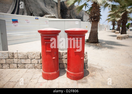 Ein paar traditionelle britische rote Säule Briefkästen auf einer Straße in Israel. Stockfoto
