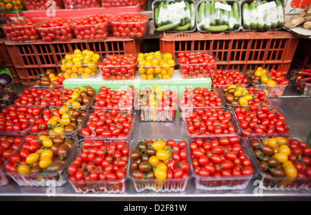 Auswahl von rot, orange und gelbe Kirsche kleine Tomaten auf Markt in Tel Aviv, Israel in Plastikbehältern. Stockfoto