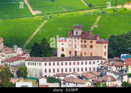 Kleines Dorf und Schloss Barolo zwischen Hügeln und Weinbergen des Piemont, Norditalien Stockfoto