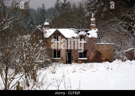 Runied Ferienhaus Silhouette im Schnee an Blaize Bailey in Wald des Dekans, Gloucestershire, UK Stockfoto