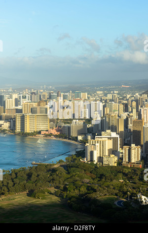 Honolulu angesehen von Diamond Head Krater in der Morgendämmerung, Oahu, Hawaii, USA Stockfoto