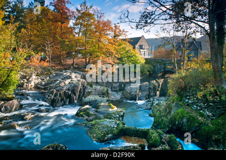 Pont-y-paar Brücke und Fluss Llugwy im Herbst, Betws-y-Coed, Borough von Conwy, Snowdonia National Park, North Wales, UK Stockfoto