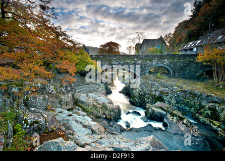 Pont-y-paar Brücke und Fluss Llugwy im Herbst, Betws-y-Coed, Borough von Conwy, Snowdonia National Park, North Wales, UK Stockfoto