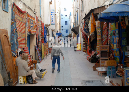 Teppiche Teppiche Souvenirs zum Verkauf in einer Straße in der Medina von Essaouira angezeigt Stockfoto