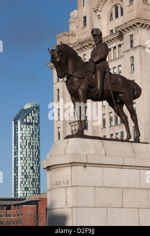 Freundlichen Edward VII Denkmal außerhalb der Royal Liver Building am Molenkopf, Liverpool. Stockfoto